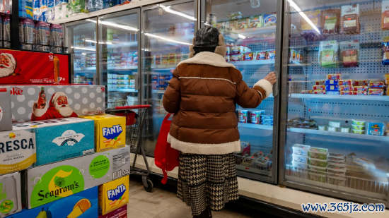 2025 年 12 月 12 日，好意思国纽约市布鲁克林区，大众在一家超市采购商品。11 月好意思国消耗者信心指数跌至 4 月以来新低，好意思国大众对职业、糊口老本及合座经济的担忧日益加重；刻下通胀率保管在 3%，仍高于好意思联储设定的 2% 辩论值。