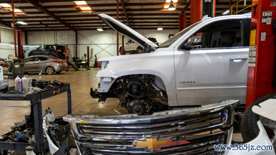 2025 年 12 月 12 日，好意思国俄克拉荷马州俄克拉荷马城，一家汽车维修店内待修的车辆。